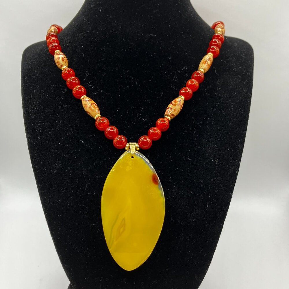 Agate Gemstone Raw Edge 2.5 inch Yellow Agate on 20 in Beaded Necklace NEW